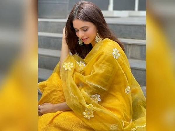 आमना शरीफ का येलो फ्लोरल सूट