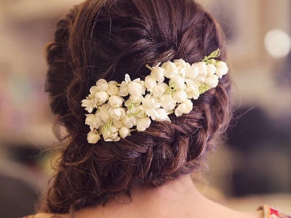 बालों में लगाएं फूल और गजरा