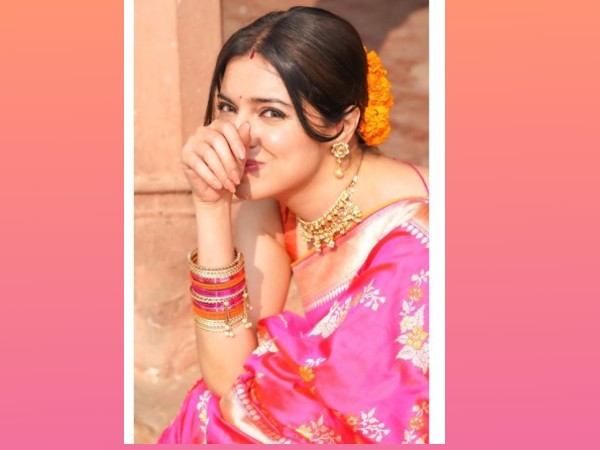 बालों में गेंदा फूल लगाने का तरीका