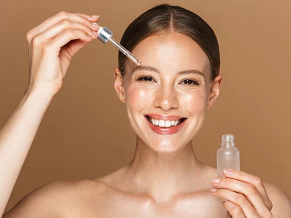 ऑल इन वन प्रोडक्ट सीरम लें