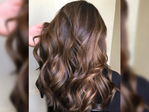 बालों में कराए हाइलाइट