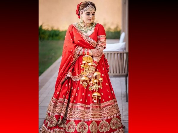 ब्लाउज की नेकलाइन