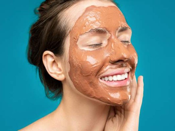 सर्दियों में फेस मास्क का इस्तेमाल ना करना 