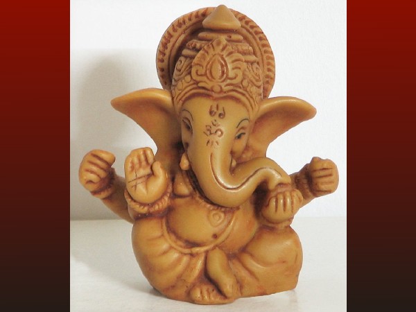 मिट्टी से बनी मूर्तियां