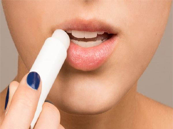  मैट लिपस्टिक लगाने से पहले लगाएं लिप बाम 