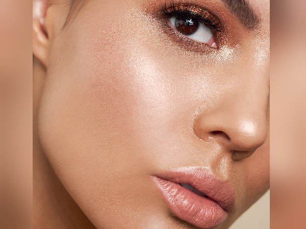 फेस के हाई पॉइंट्स पर लगाएं हाइलाइटर 