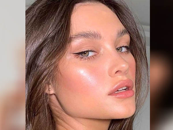 बेबी ऑयल के साथ लगाएं हाइलाइटर 