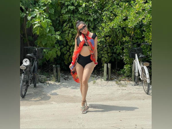 ब्लैक हाई वेस्ट बिकिनी में श्रद्धा आर्या 