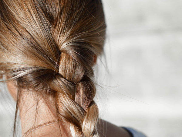 बालों की चोटी बनाएं