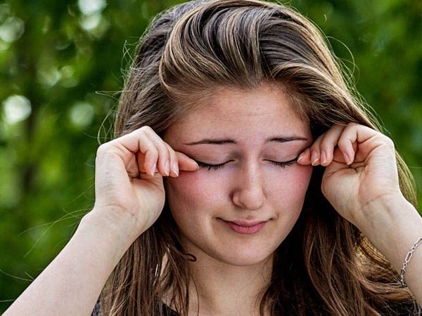 आंखे रगड़ना