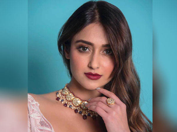 कोरल ब्लश शेड्स