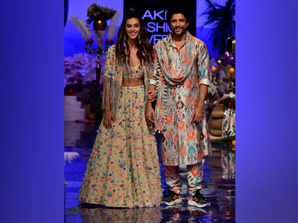 शिबानी दांडेकर और फरहान अख्तर स्टनिंग अंदाज