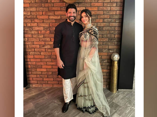 शिबानी दांडेकर और फरहान अख्तर ट्रेडिशनल कपल लुक