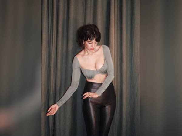 बोल्ड लुक में सबा आजाद