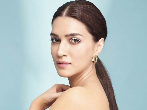 कृति सेनन व्हाइट आईलाइनर