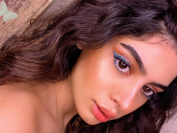 खुशी कपूर ग्लिटर आईलाइनर