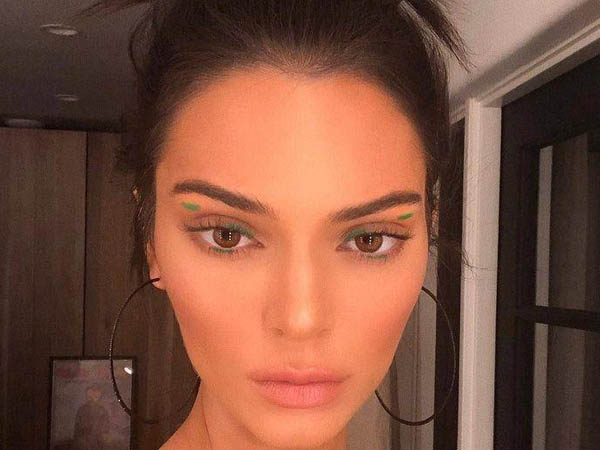 केंडल जेनर ग्रीन आईलाइनर लुक