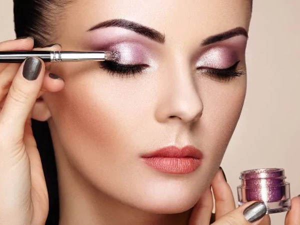 फ्लकी आईमेकअप ब्रश 