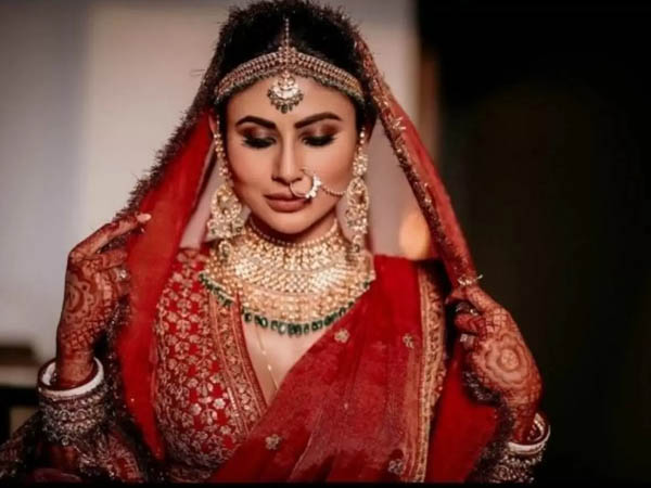 मौनी रॉय ने कैरी किया ट्रेडिशनल लुक