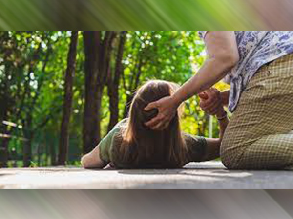 मिर्गी के दौरे पड़ने के दौरान मरीज के साथ ये न करें