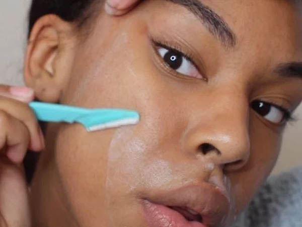 डर्माप्लानिंग टूल (रेजर ) से फेशियल हेयर हटाना