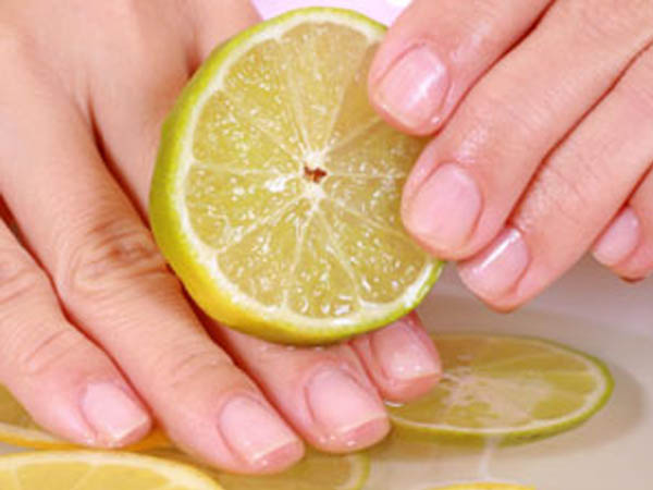 नींबू के रस से नाखून को सफेद करना