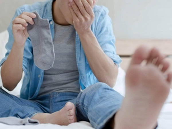 पैरों में बदबू का कारण 