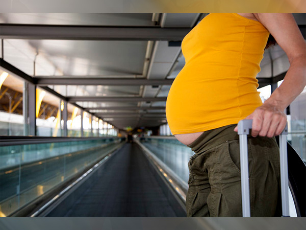 गर्भावस्था के दौरान आरामदायक उड़ान यात्रा के लिए टिप्स