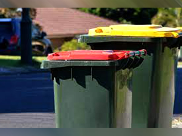 कूड़ेदानों को ढक कर रखें कूड़ेदानों को ढक कर रखें