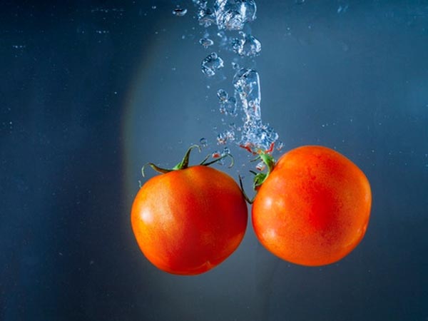 फलों और सब्जियों की सुरक्षित धुलाई के लिए यहां कुछ सुझाव दिए गए हैं: