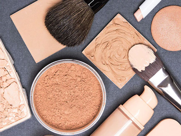 वाटरप्रूफ कंसीलर लगाएं