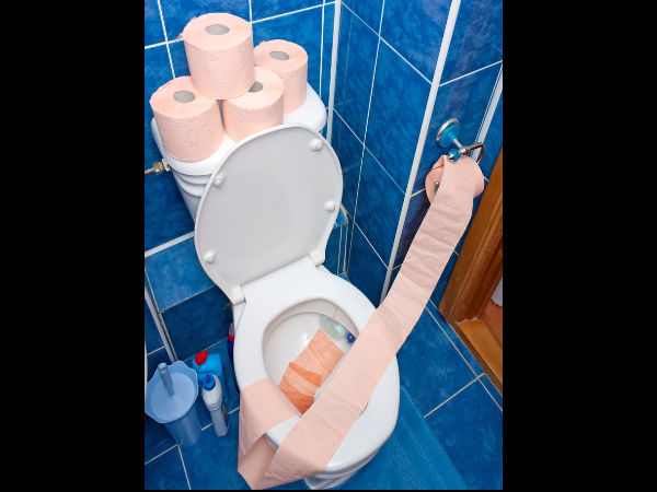 You should stop putting toilet paper on public toilet seats — heres why