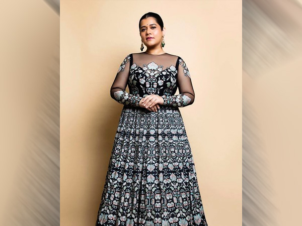 साड़ी में यूं छिपाएं बैली फैट