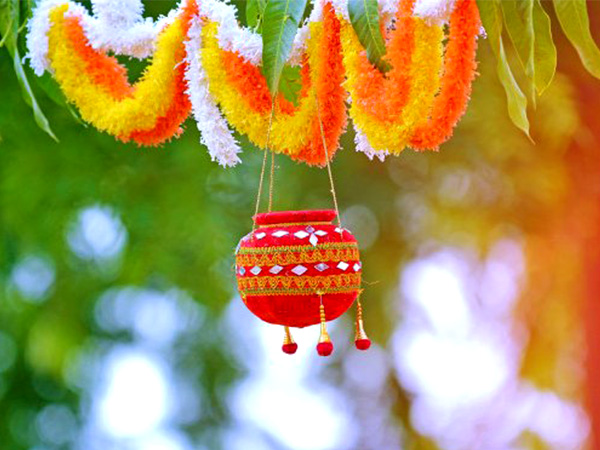 मटकी को रिबन और गोटा पट्टी से सजाएं मटकी को रिबन और गोटा पट्टी से सजाएं