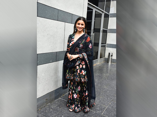 आलिया भट्ट का ब्लैक शरारा सूट