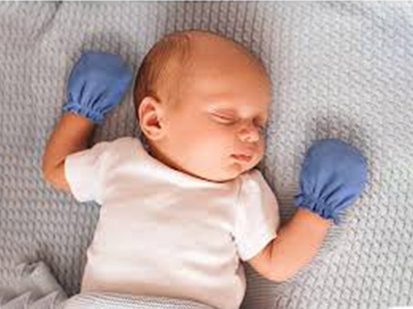 शिशुओं को कब दस्तानों की आवश्यकता नहीं होती है?