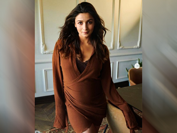 आलिया भट्ट की ब्राउन ड्रेस 