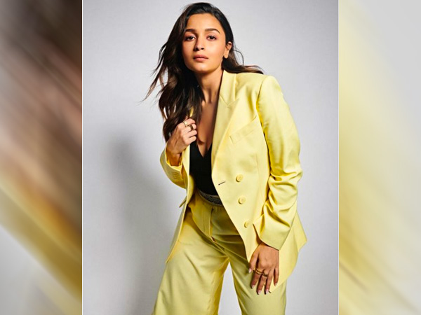 आलिया भट्ट का येलो पैंट सूट लुक