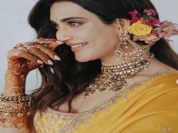 कान की चेन के साथ झुमके