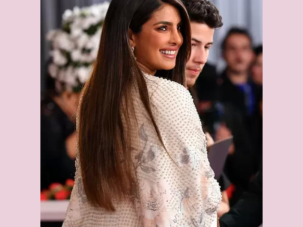 4. मिश्रण को बालों में सेट होने दें-