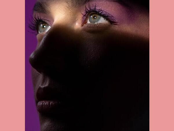 पाउडर आईशैडो का यूज करें पाउडर आईशैडो का यूज करें