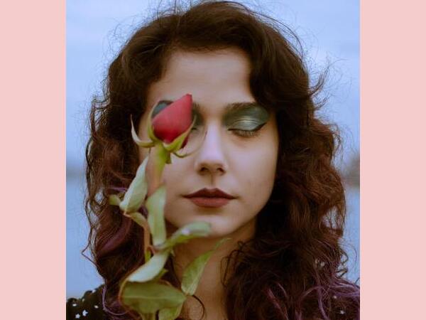 आइशैडो से पहले कंसीलर आइशैडो से पहले कंसीलर