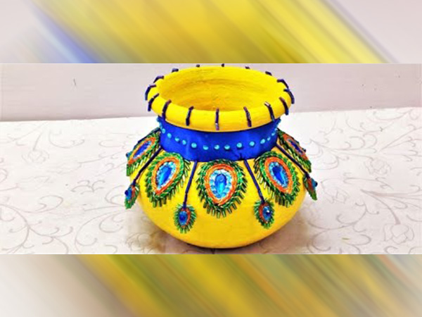 मटकी को कुंदन और मोतियों से सजाएं मटकी को कुंदन और मोतियों से सजाएं