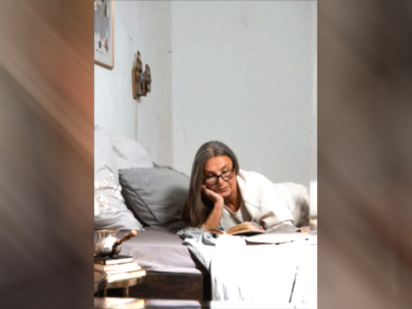 5: बिस्तर पर सोते हुए पढ़ना