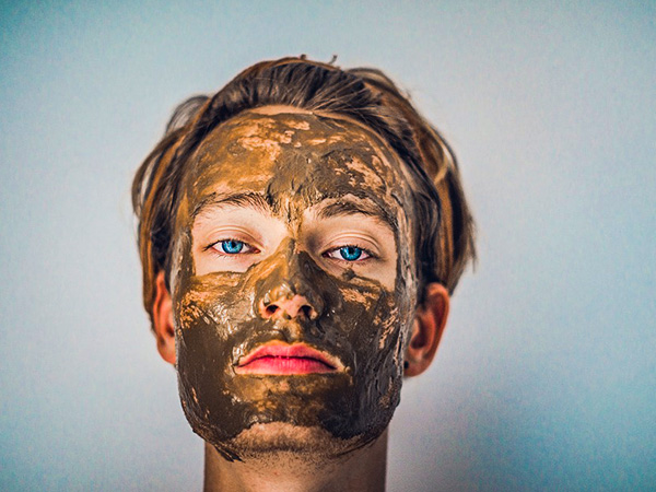 2. अपनी स्किन पर मिट्टी रगड़ें