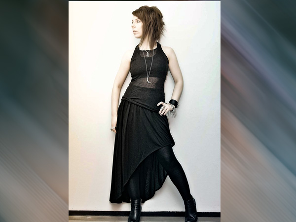 पहनें एसिमेट्रिकल टॉप