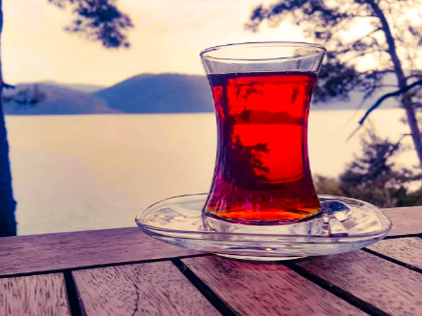 चाय से बालों को करें रिंस