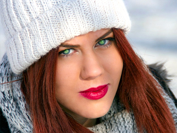 ब्लॉन्ड हेयर और हरी आंखें ब्लॉन्ड हेयर और हरी आंखें