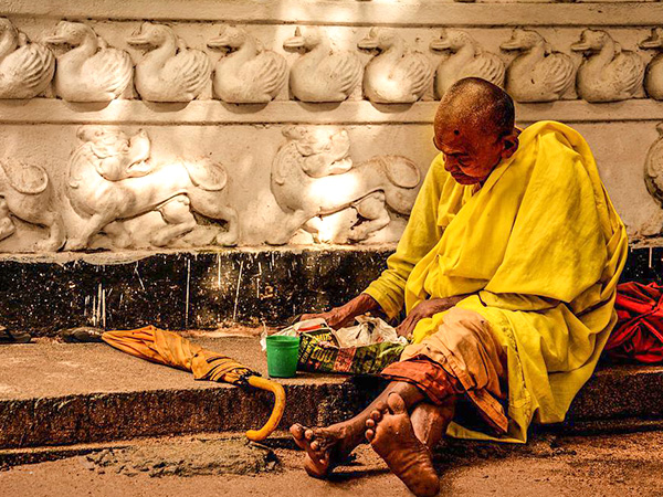 गरीबों और ब्राह्मणों को दान करें