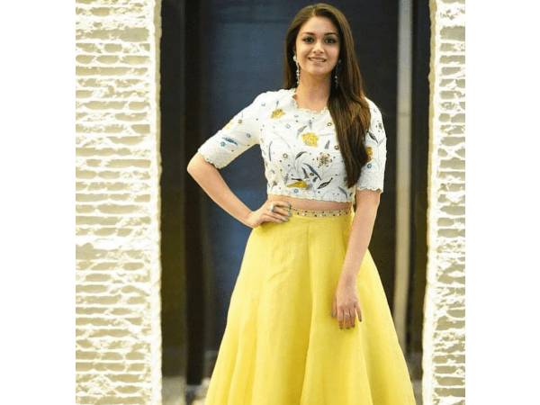 2. यूनिक तरीके से कैरी करें ब्लाउज 